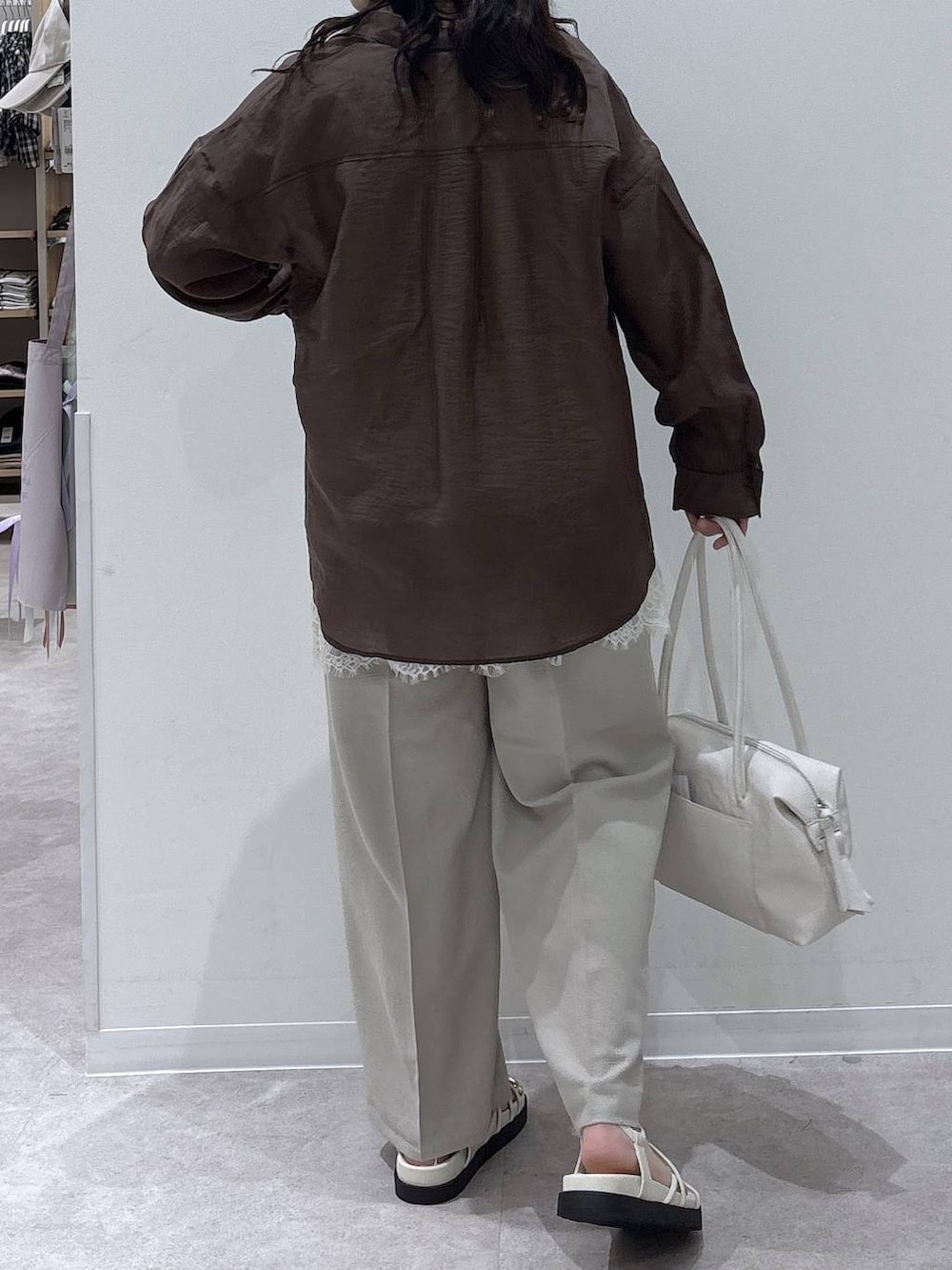 ホワイト系のボストンバッグ、ベージュ系のその他パンツ、ブラウン系のシャツ/ブラウスを着用したレディースの春コーディネートの3枚目の写真