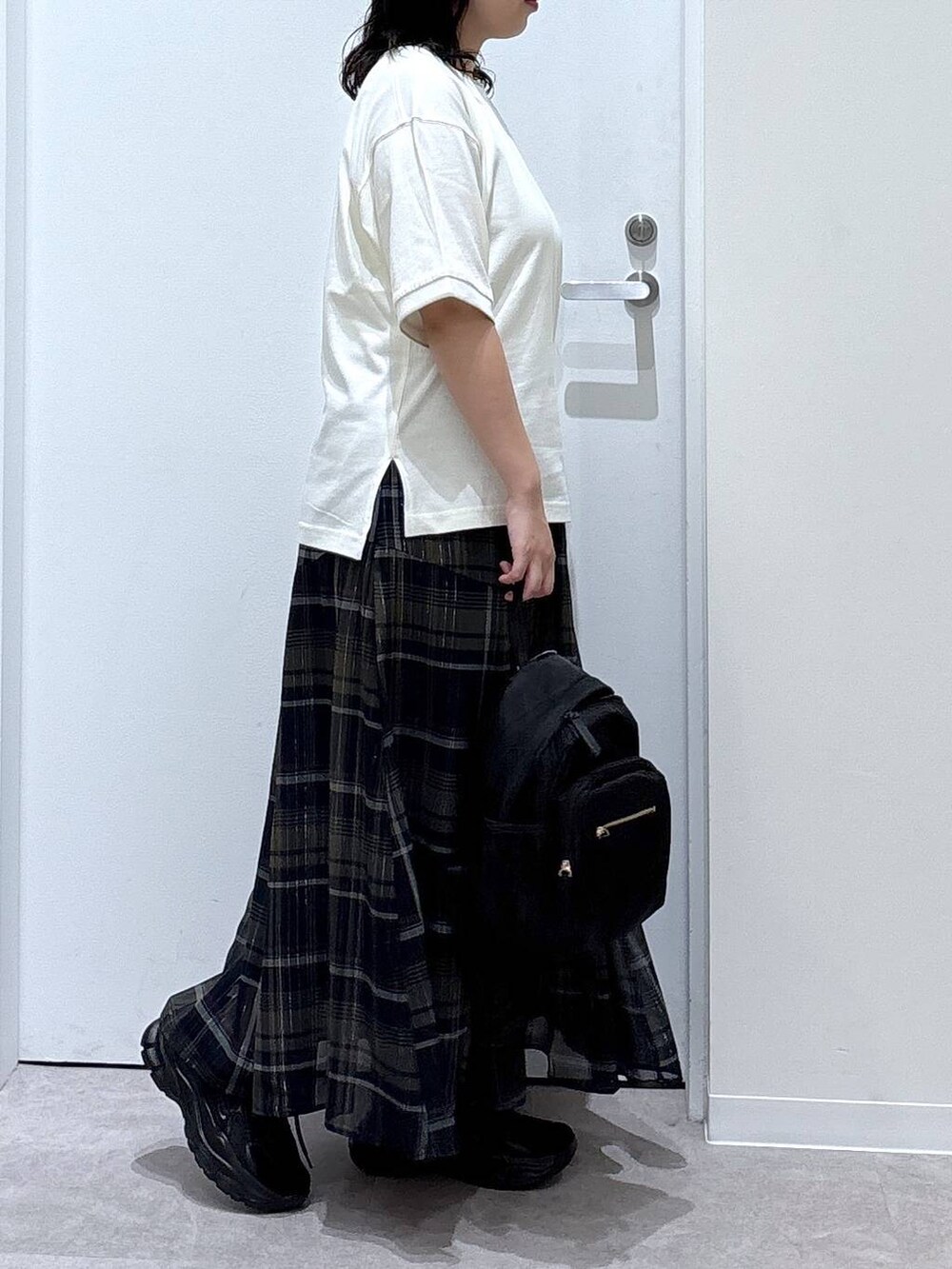 ブラック系のバックパック/リュック、その他のスカート、ベージュ系のTシャツ/カットソーを着用したレディースの夏コーディネートの2枚目の写真