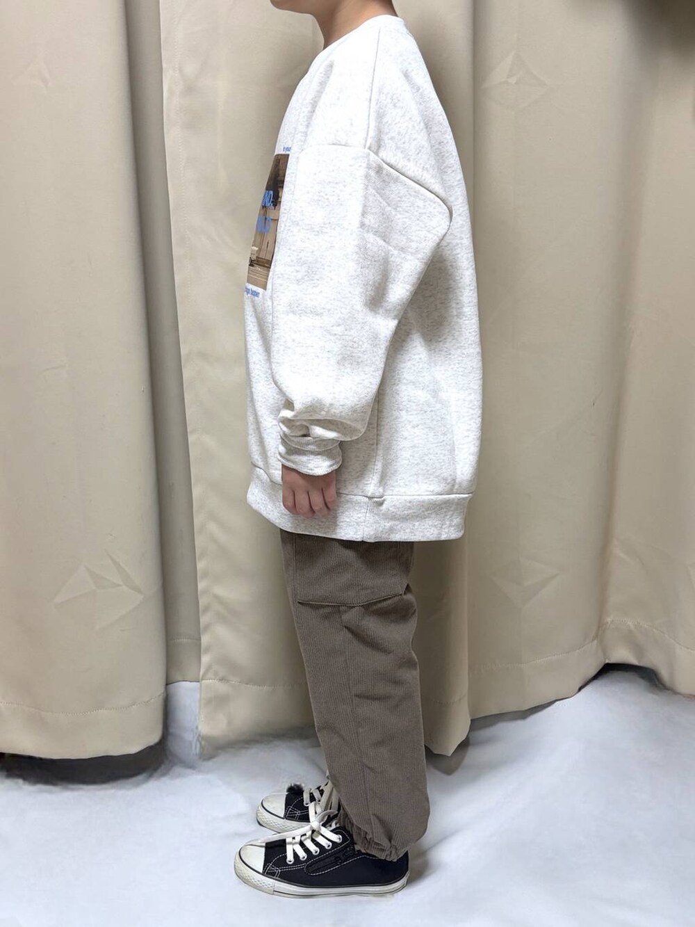 ブラウン系のカーゴパンツ、ホワイト系のスウェットを着用したキッズの冬コーディネートの2枚目の写真