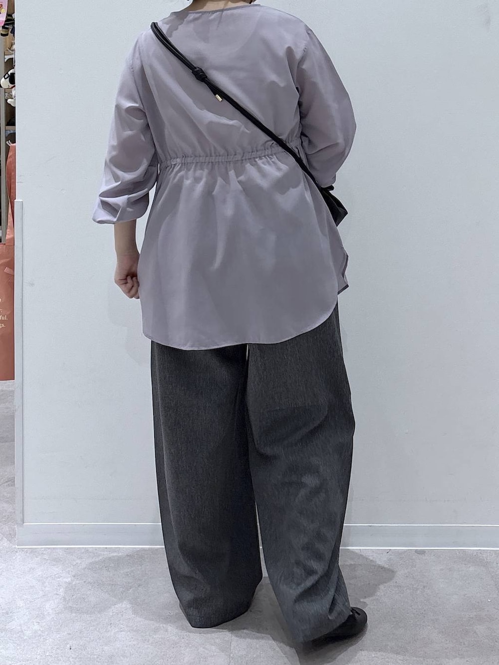 ブラック系のバレエシューズ、ブラック系のショルダーバッグ、グレー系のその他パンツを着用したレディースの秋コーディネートの3枚目の写真