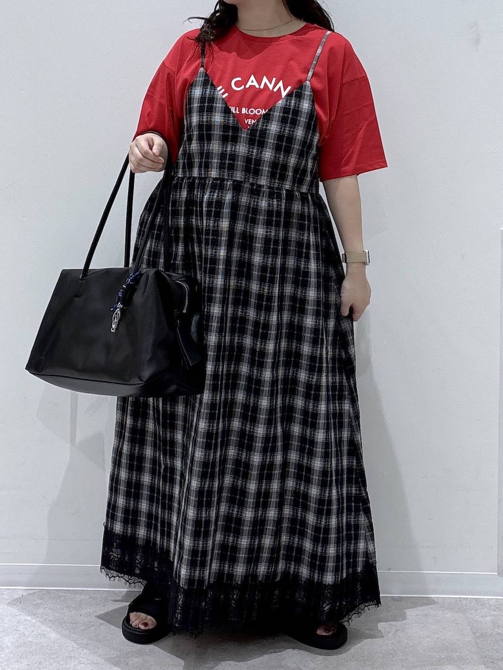 レッド系のTシャツ/カットソー、ブラック系のボストンバッグ、ブラック系のサンダルを着用したレディースの夏コーディネートの4枚目の写真