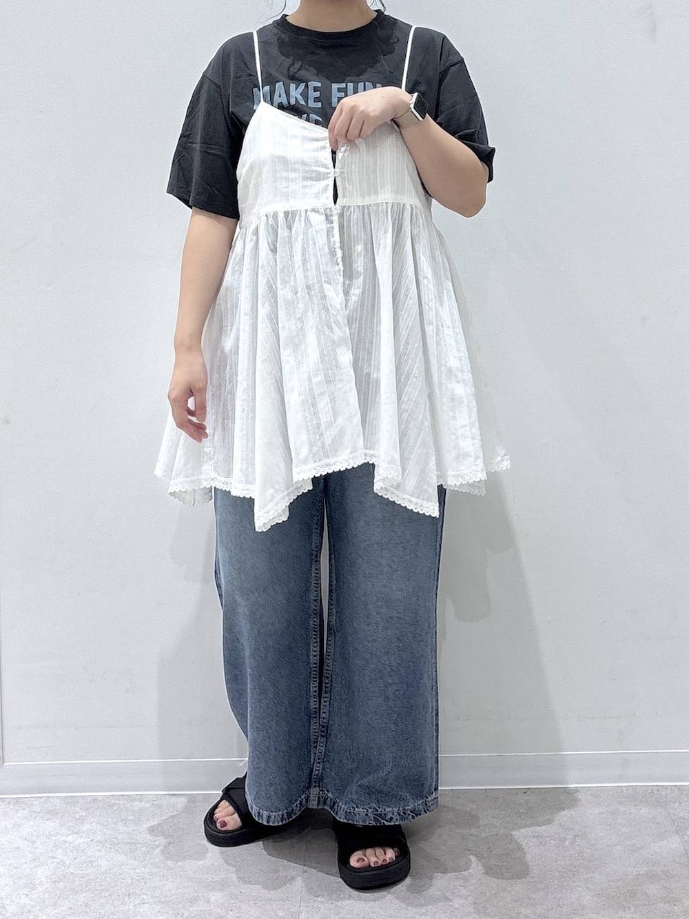 ホワイト系のシャツ/ブラウス、グレー系のTシャツ/カットソー、ブラック系のサンダルを着用したレディースの夏コーディネートの4枚目の写真