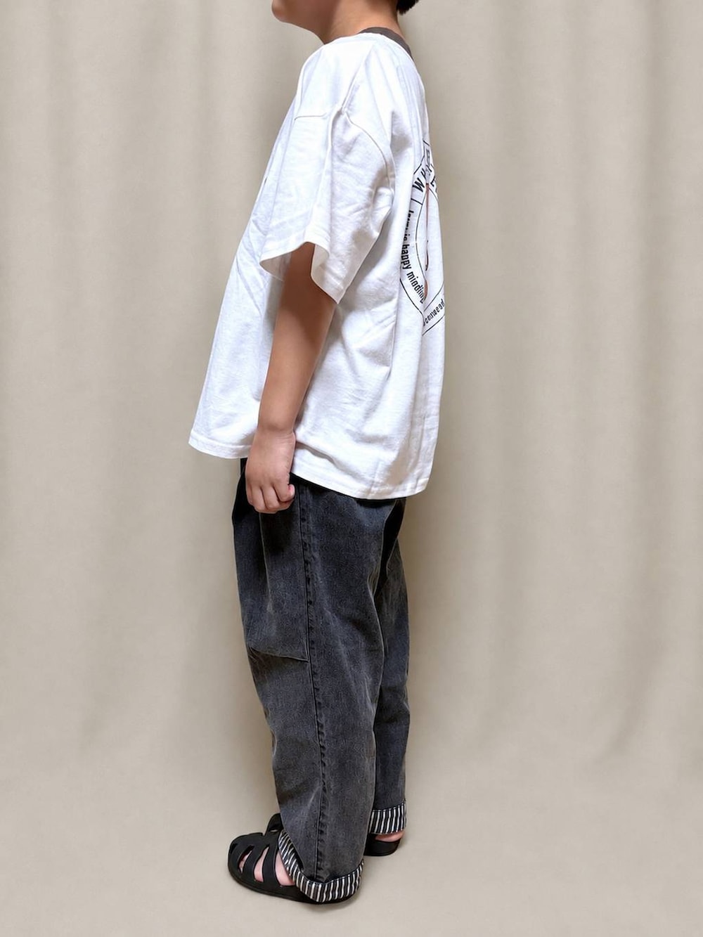ホワイト系のTシャツ/カットソー、ブラック系のデニムパンツを着用したキッズの夏コーディネートの2枚目の写真