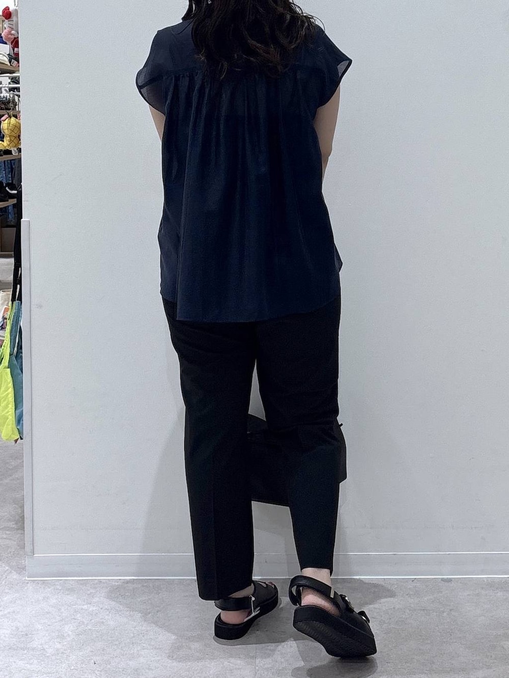 ブラック系のその他パンツ、ブラック系のサンダル、ブルー系のシャツ/ブラウスを着用したレディースの夏コーディネートの3枚目の写真