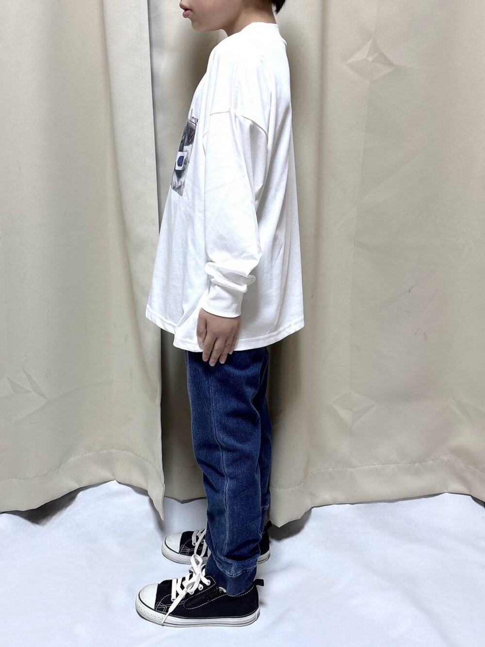 ブルー系のデニムパンツ、ホワイト系のTシャツ/カットソーを着用したキッズの秋コーディネートの2枚目の写真