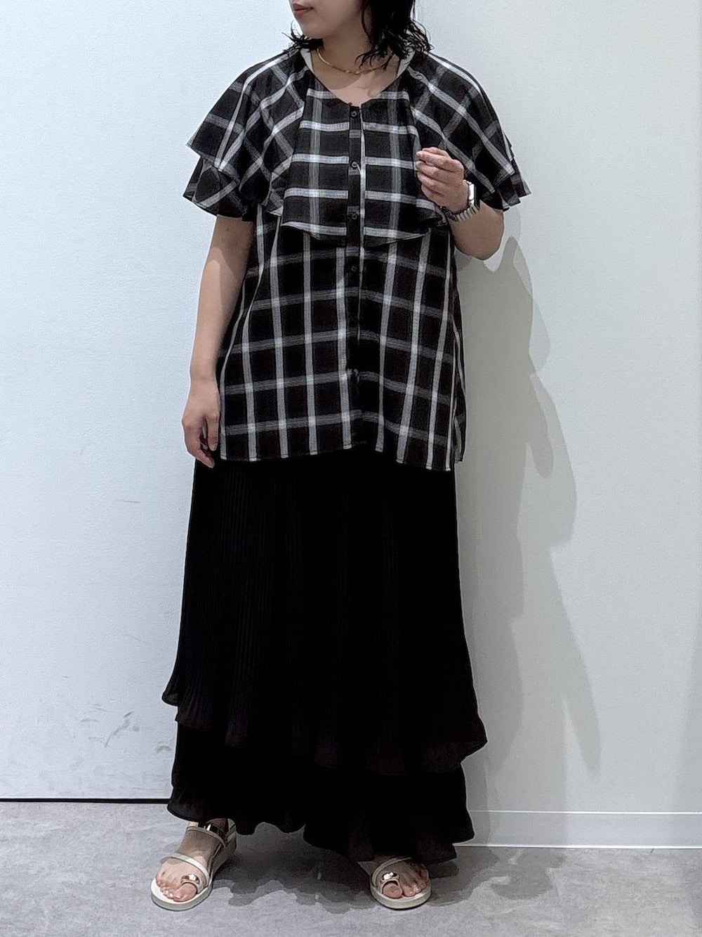 ベージュ系のサンダル、ブラウン系のシャツ/ブラウス、ブラウン系のスカートを着用したレディースの夏コーディネートの5枚目の写真