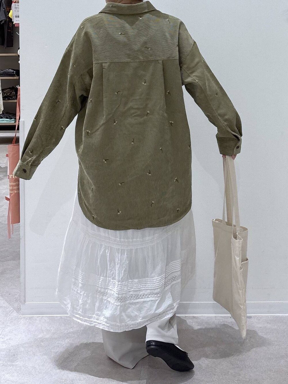 ベージュ系のその他パンツ、ブラック系のバレエシューズ、ホワイト系のトートバッグを着用したレディースの秋コーディネートの3枚目の写真