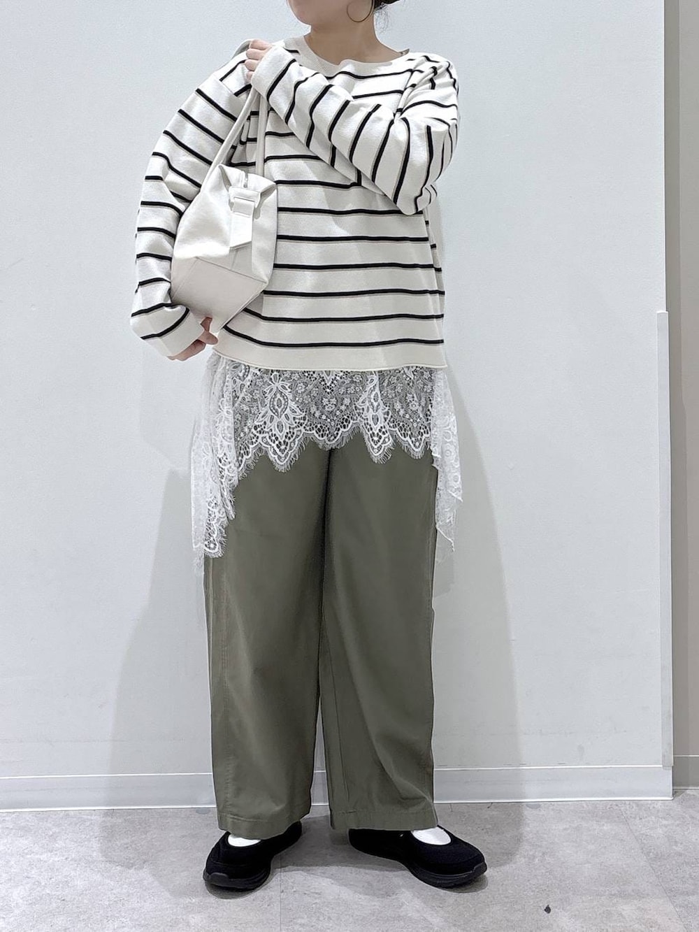 ホワイト系のボストンバッグ、ホワイト系のニット/セーター、ホワイト系のその他トップスを着用したレディースの春コーディネートの3枚目の写真