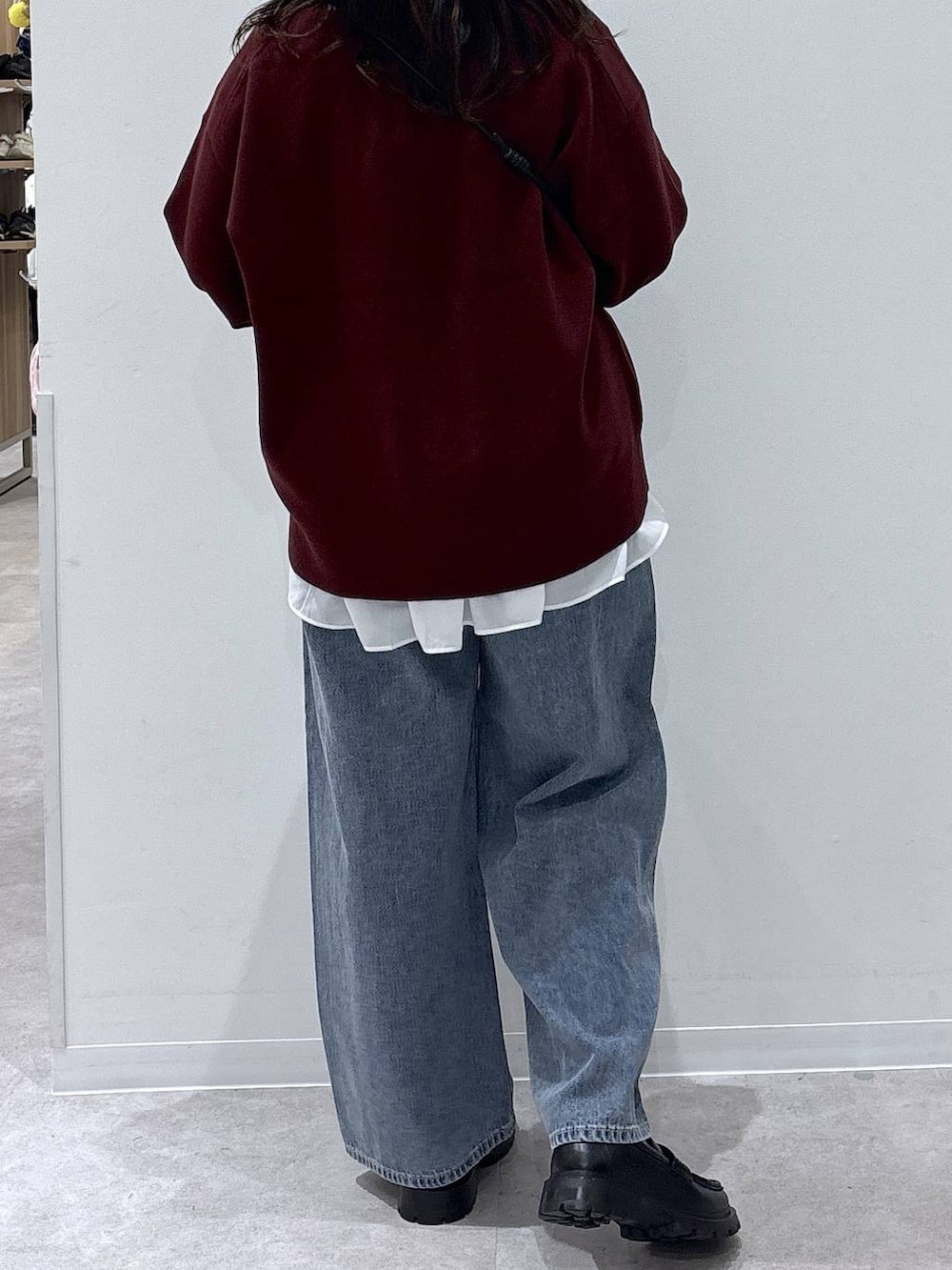 ブラック系のローファー、ブルー系のデニムパンツ、ホワイト系のTシャツ/カットソーを着用したレディースの秋コーディネートの3枚目の写真