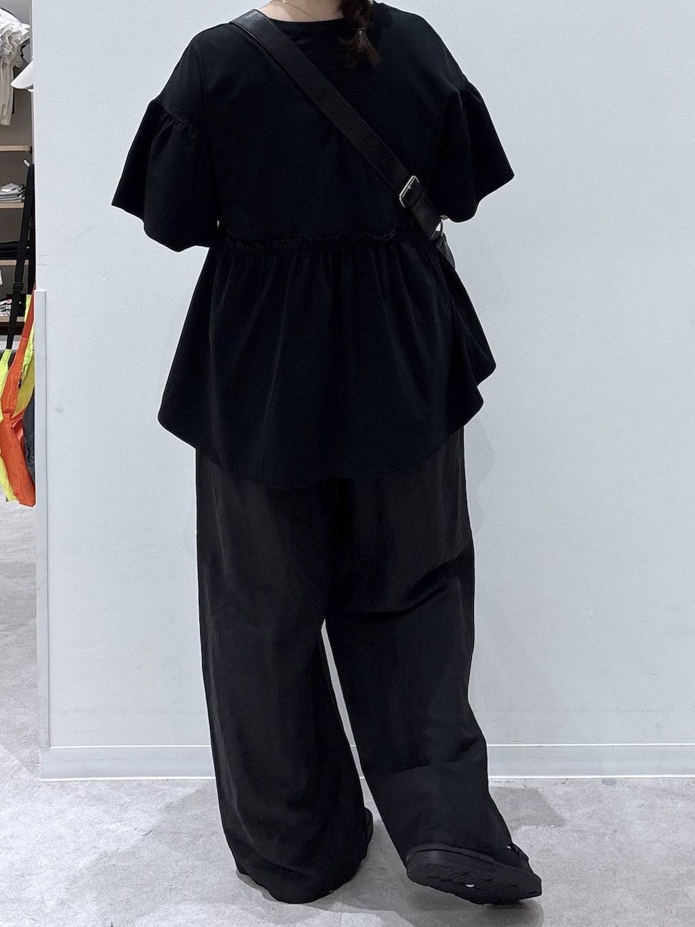 ブラック系のサンダル、ブラック系のその他パンツ、ブラック系のTシャツ/カットソーを着用したレディースの夏コーディネートの3枚目の写真