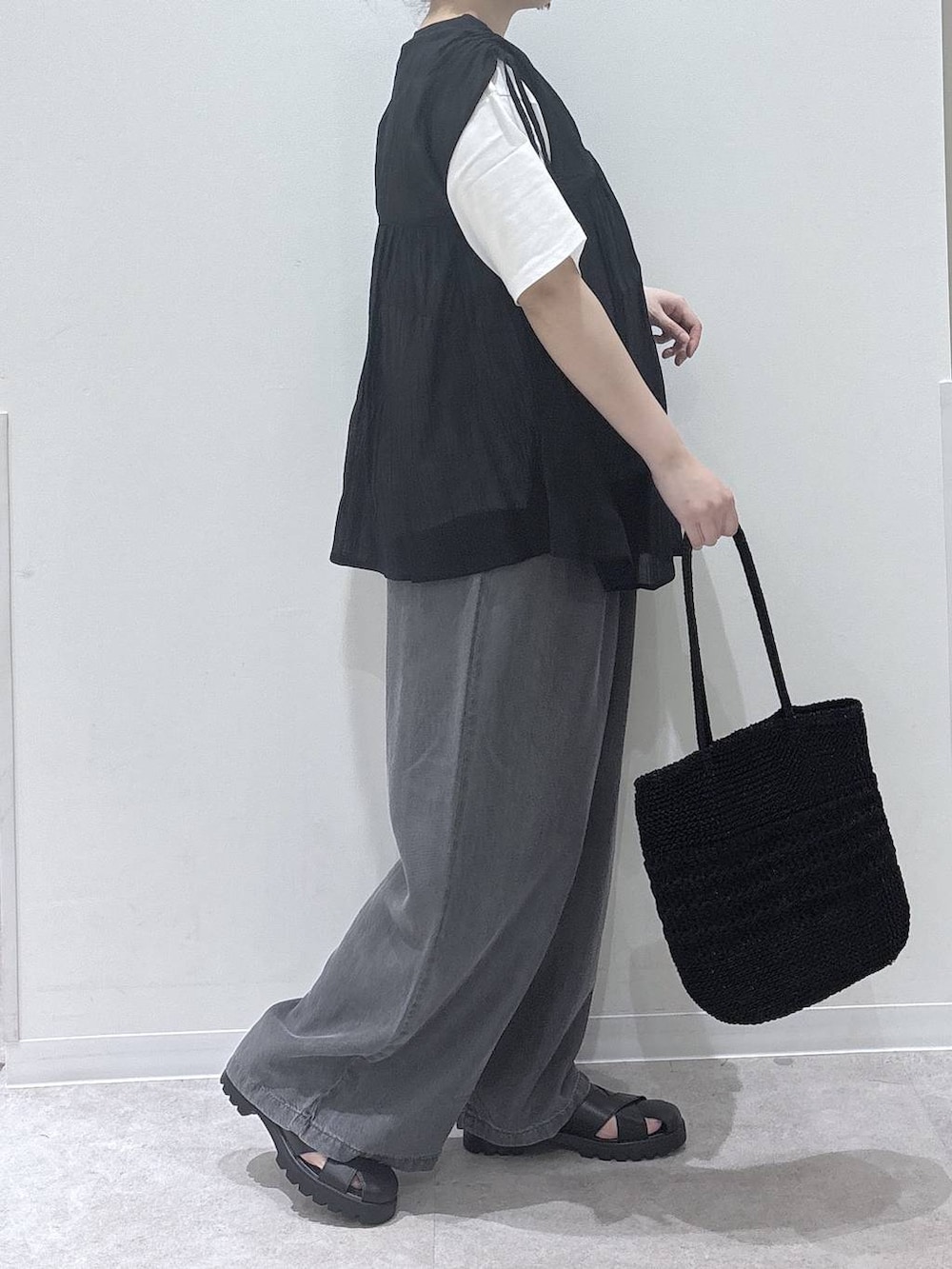 ブラック系のシャツ/ブラウス、ホワイト系のTシャツ/カットソー、ブラック系のデニムパンツを着用したレディースの春コーディネートの2枚目の写真