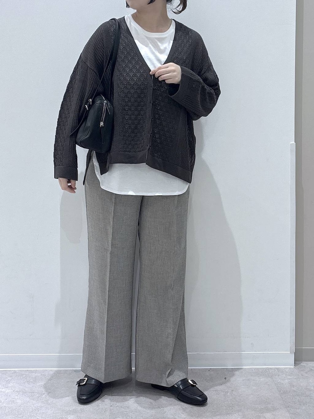 ブラック系のローファー、ベージュ系のその他パンツ、その他のタンクトップを着用したレディースの春コーディネートの4枚目の写真