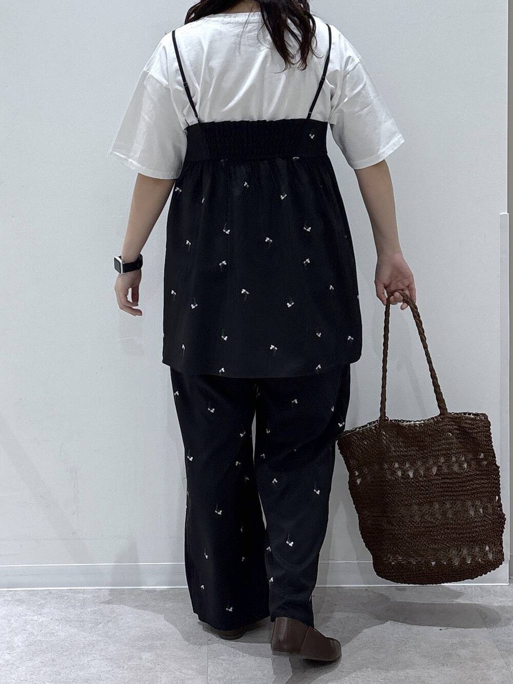ホワイト系のTシャツ/カットソー、ブラック系のその他パンツ、ブラック系のその他トップスを着用したレディースの春コーディネートの3枚目の写真