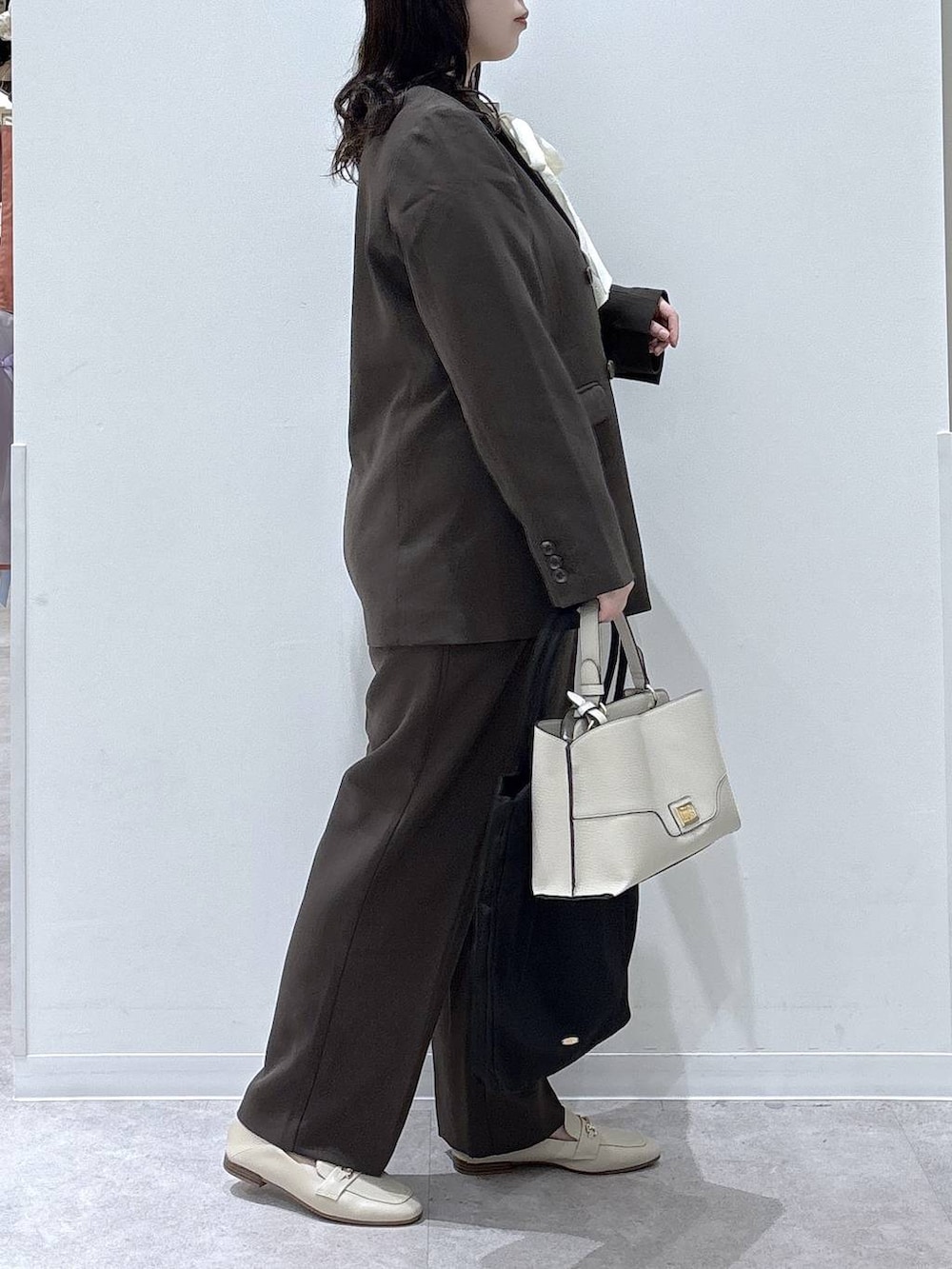 ホワイト系のシャツ/ブラウス、ブラック系のトートバッグ、ブラウン系のテーラードジャケットを着用したレディースの冬コーディネートの2枚目の写真