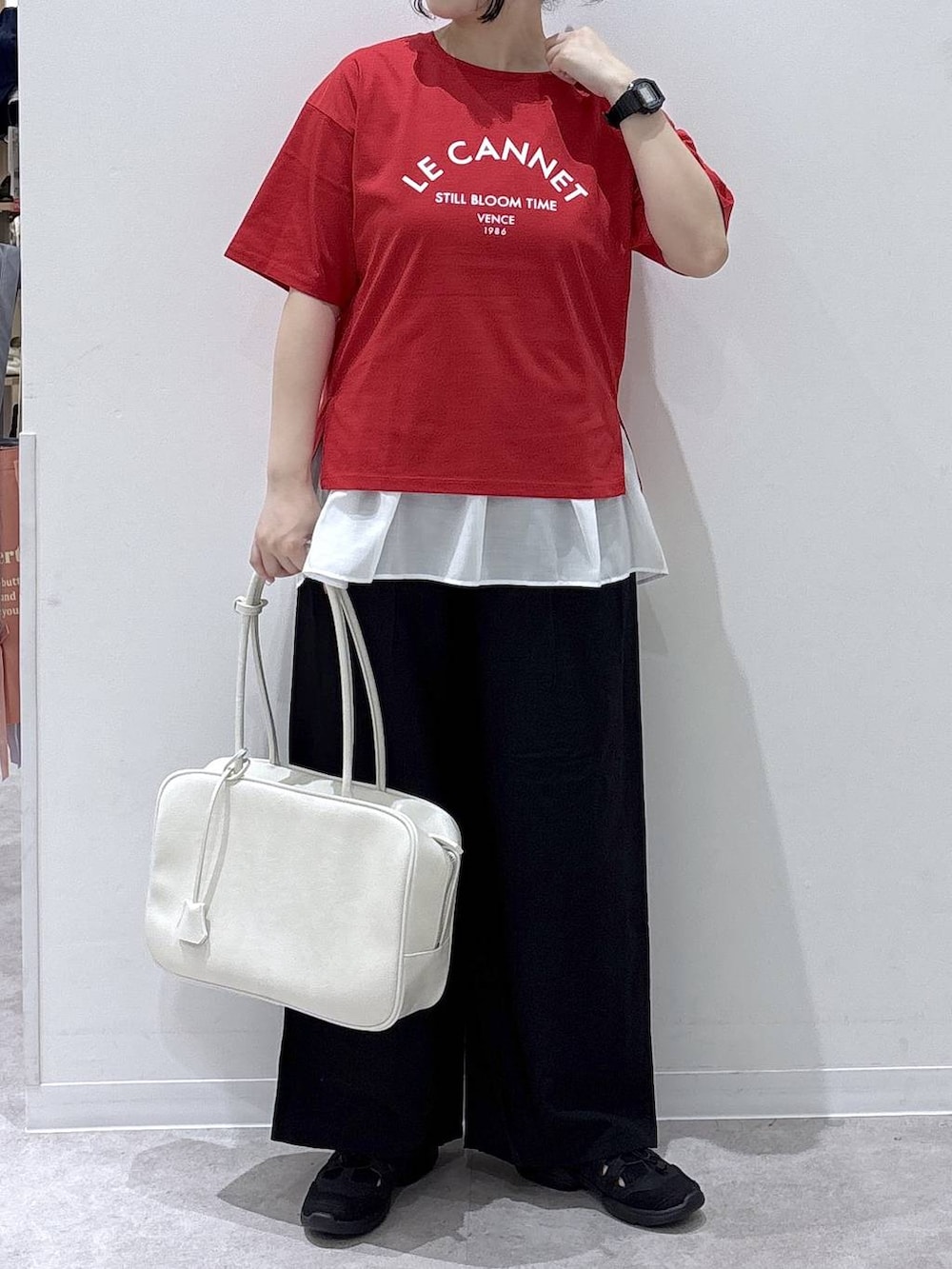 ブラック系のその他パンツ、ホワイト系のタンクトップ、レッド系のTシャツ/カットソーを着用したレディースの夏コーディネートの4枚目の写真