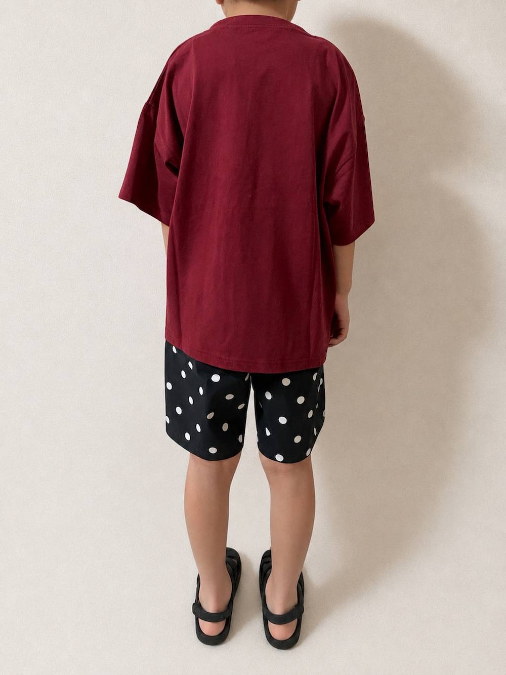 ブラック系のその他パンツ、レッド系のTシャツ/カットソーを着用したキッズの夏コーディネートの3枚目の写真