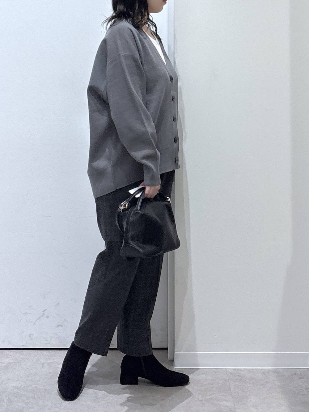 ブラック系のショルダーバッグ、その他のその他パンツ、グレー系のカーディガン/ボレロを着用したレディースの秋コーディネートの2枚目の写真