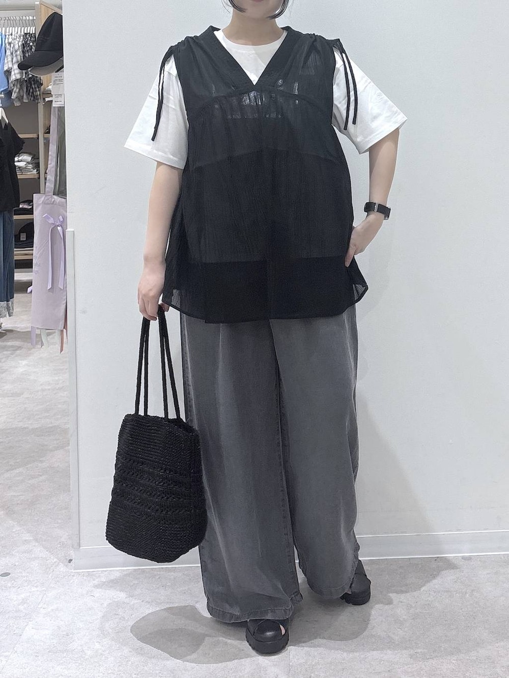 ブラック系のシャツ/ブラウス、ホワイト系のTシャツ/カットソー、ブラック系のデニムパンツを着用したレディースの春コーディネートの4枚目の写真