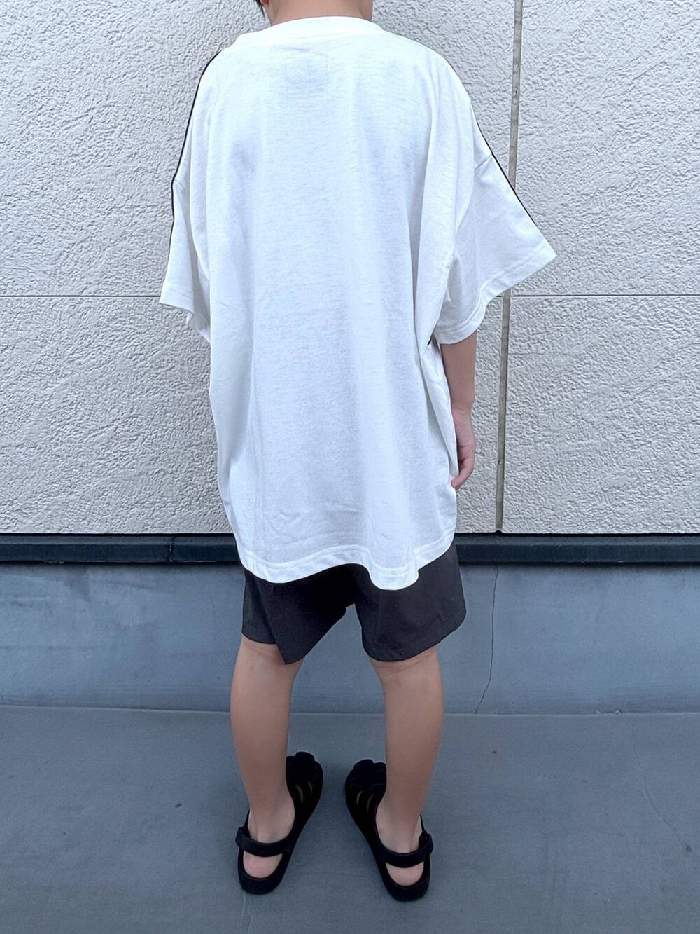 グレー系のその他パンツ、ホワイト系のTシャツ/カットソーを着用したキッズの夏コーディネートの3枚目の写真