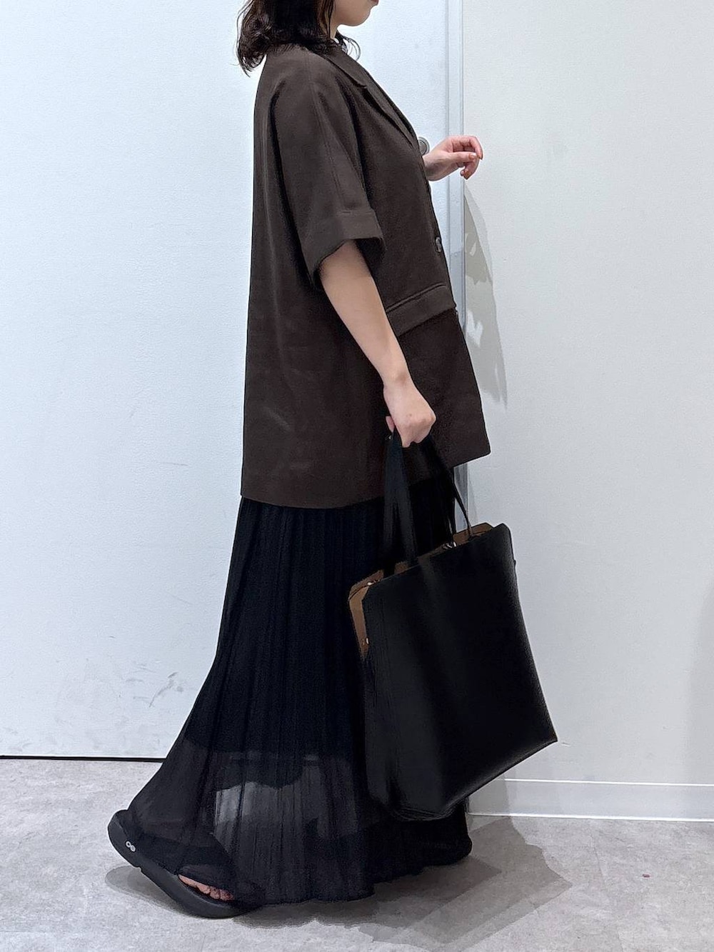 「体型カバー、着痩せ・細見え、ゆったり、休日コーデ、ママコーデ、ぽっちゃり_GLOBAL WORK、リラックス、カジュアル、オーバーサイズ、GLOBAL WORK、ジャケット、ジャケットスタイル、スカート、ロングスカート、トートバッグ」｜「GLOBAL WORKのスペ軽撥水縦A4トート/248213（トートバッグ、ブラック系）」を使った、かとやまさん（レディース・158cm）の夏コーディネートの2枚目の写真