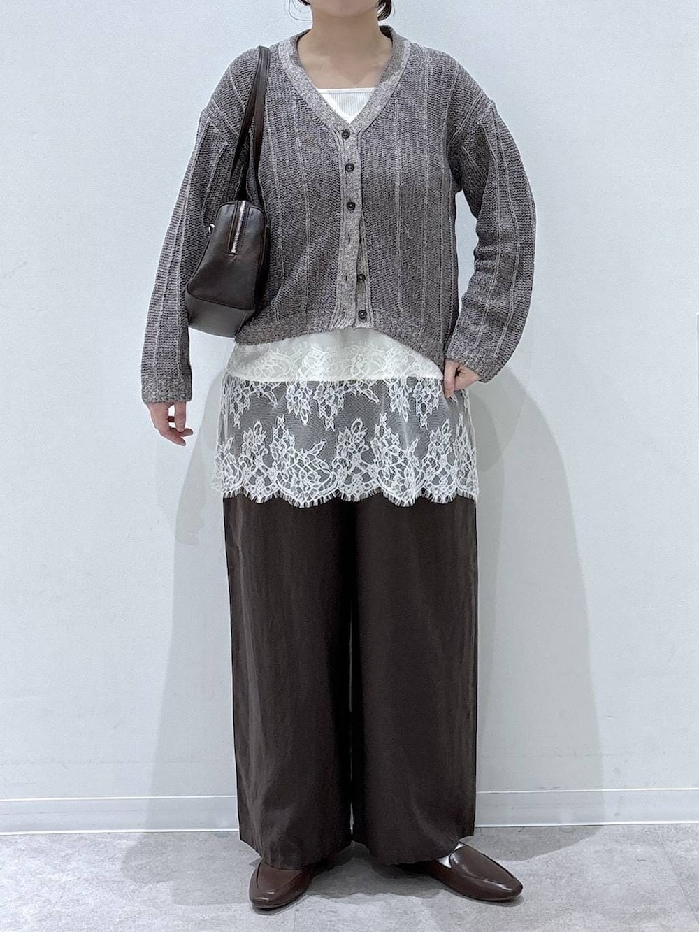 ホワイト系のキャミソール、ブラウン系のショルダーバッグ、ブラウン系のその他パンツを着用したレディースの春コーディネートの2枚目の写真