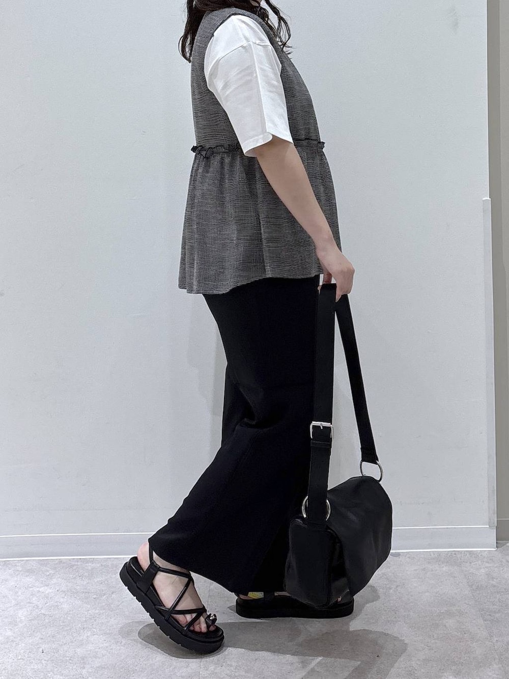 ブラック系のその他パンツ、ホワイト系のTシャツ/カットソー、ブラック系のサンダルを着用したレディースの夏コーディネートの2枚目の写真