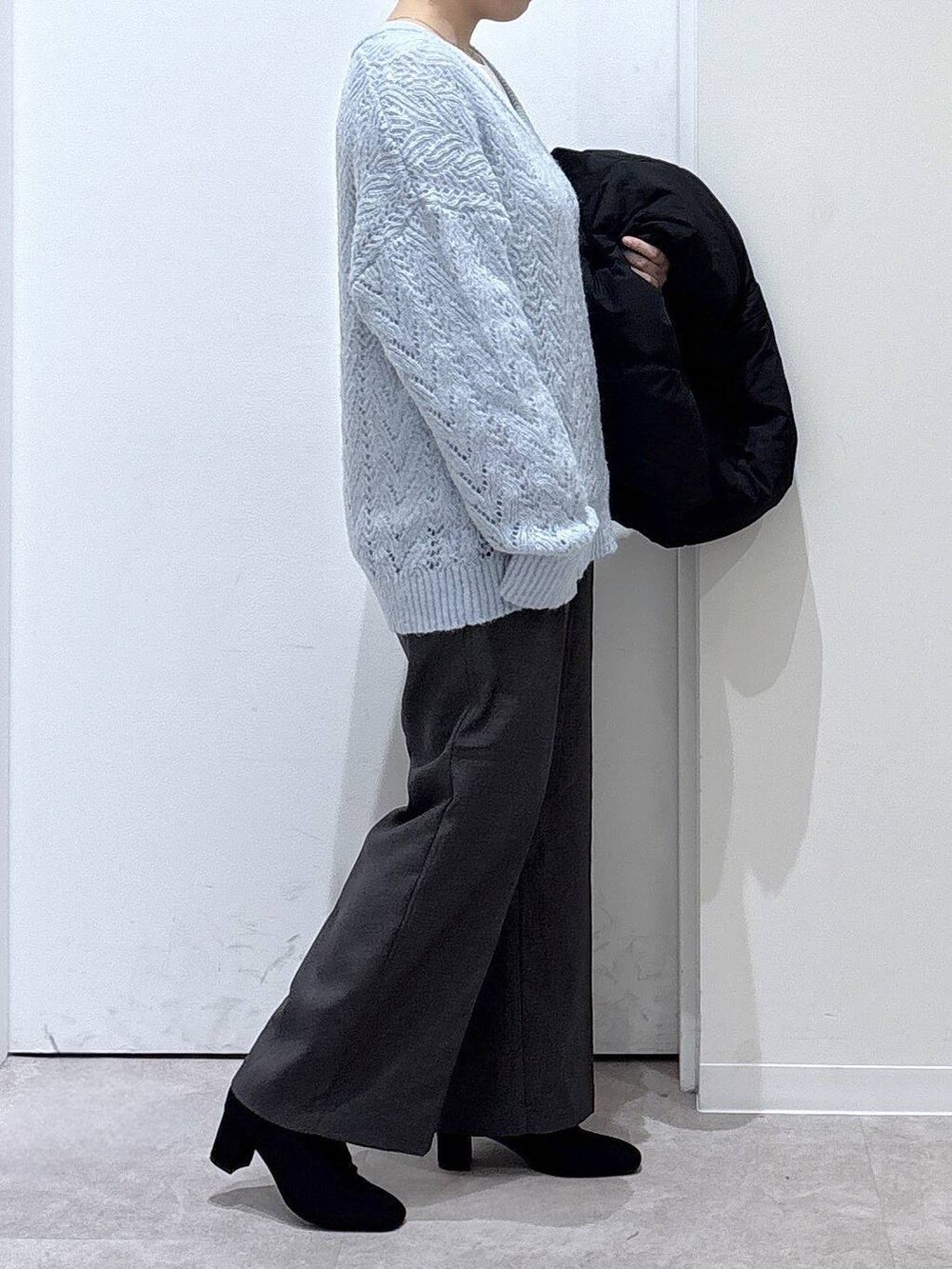 ブラック系のダウンジャケット/コート、グレー系のその他パンツ、その他のブーツを着用したレディースの秋コーディネートの2枚目の写真