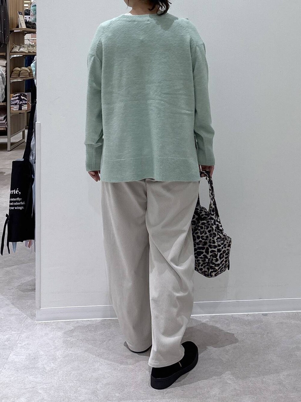 その他のトートバッグ、グリーン系のカーディガン/ボレロ、グレー系のその他パンツを着用したレディースの秋コーディネートの3枚目の写真