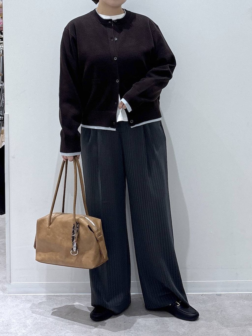 グレー系のその他パンツ、ブラック系のローファー、ホワイト系のTシャツ/カットソーを着用したレディースの秋コーディネートの3枚目の写真