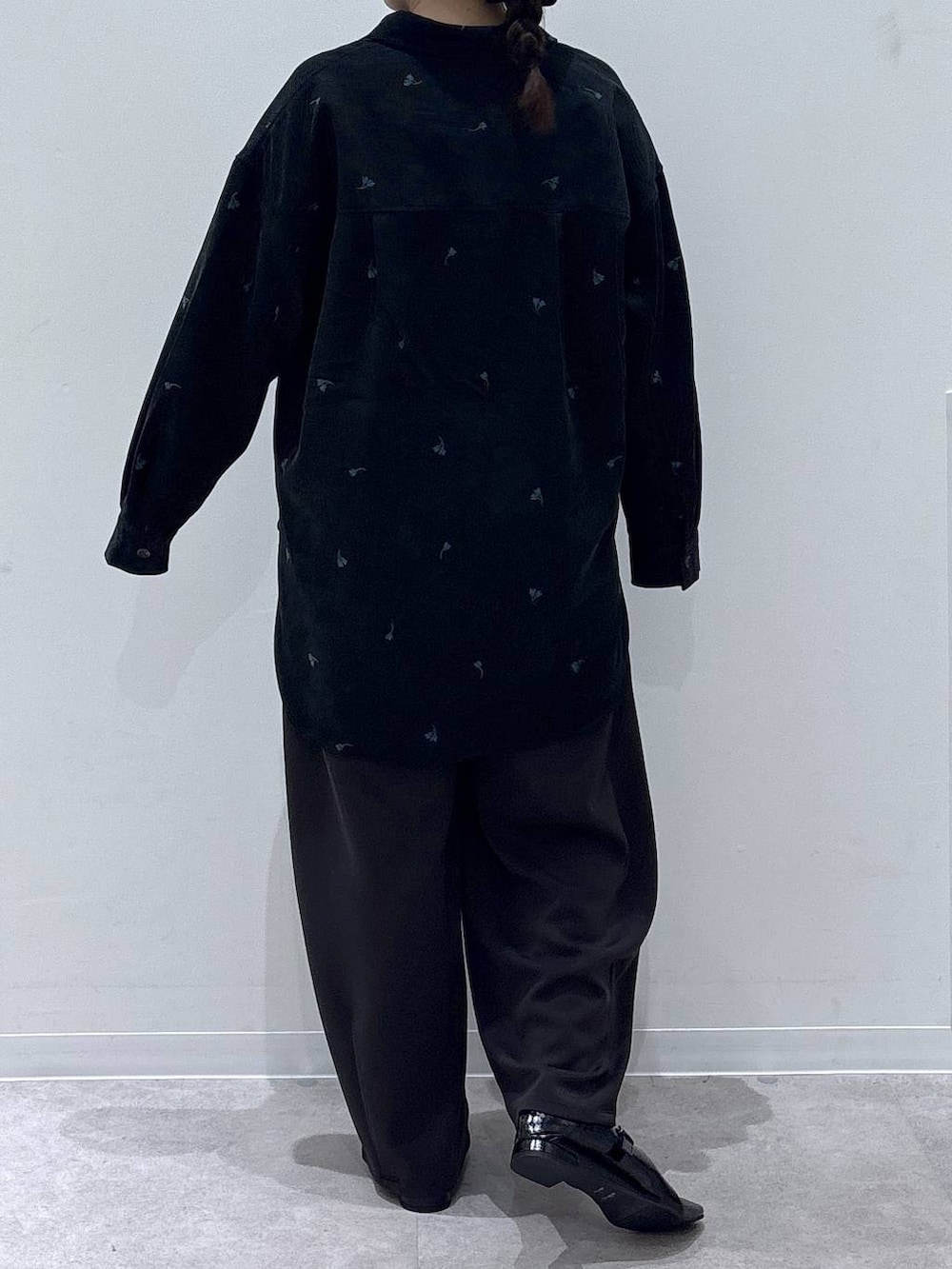 ブラック系のパンプス、ブラック系のその他パンツ、ブラック系のシャツ/ブラウスを着用したレディースの秋コーディネートの3枚目の写真