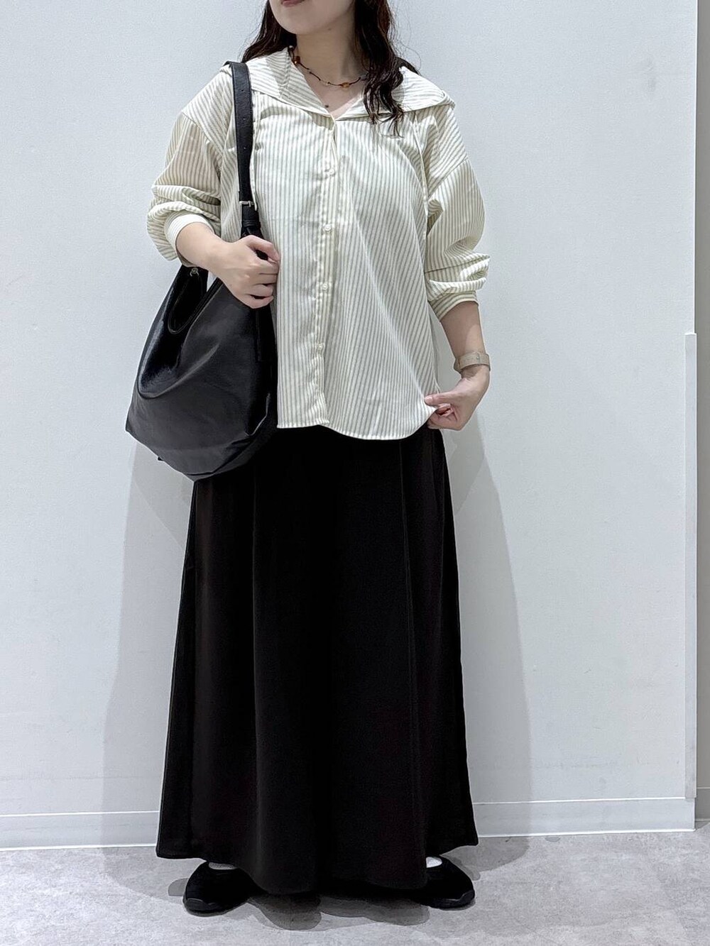 ブラック系のショルダーバッグ、ブラウン系のTシャツ/カットソー、ブラウン系のその他パンツを着用したレディースの夏コーディネートの4枚目の写真