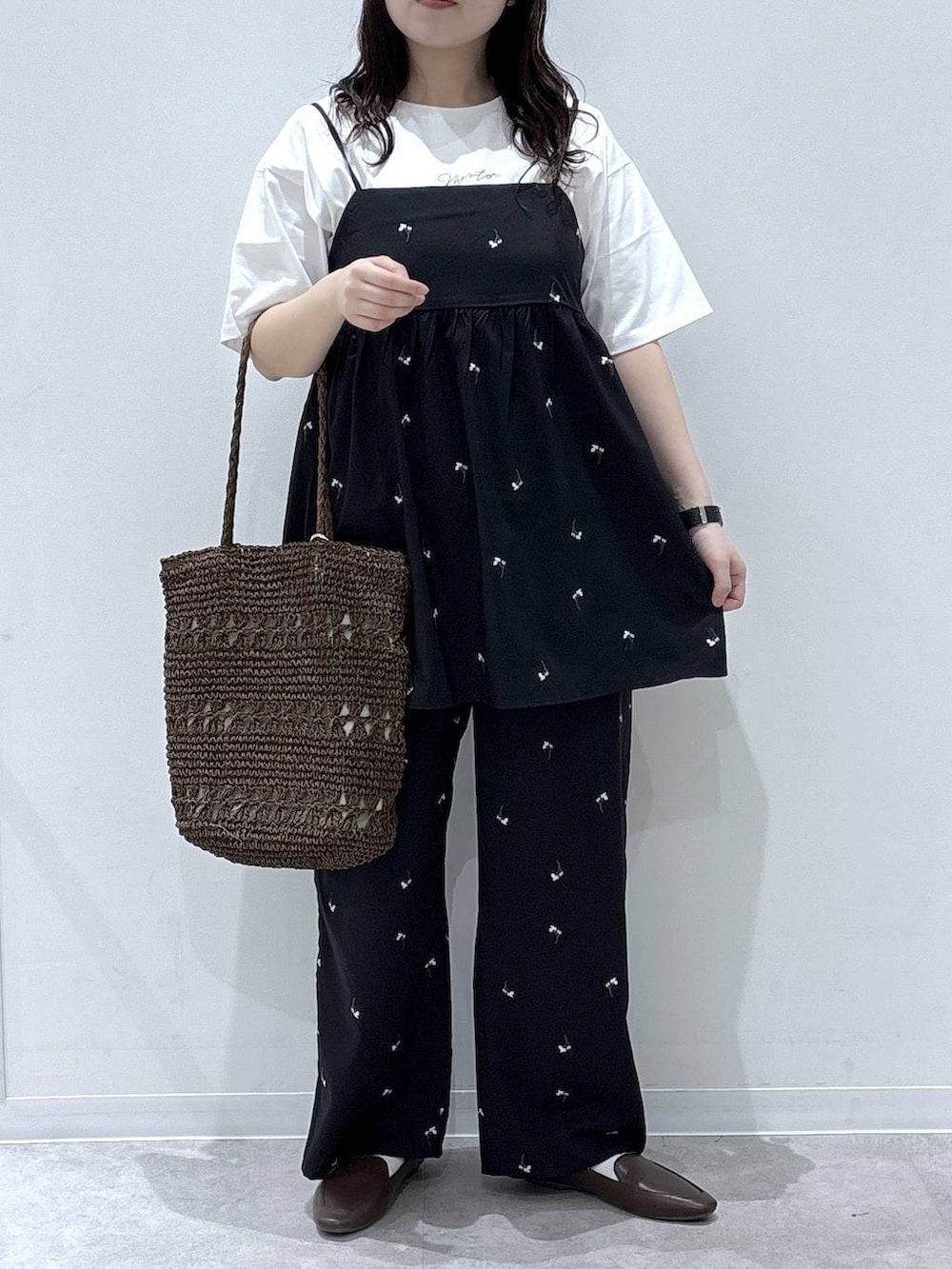 ホワイト系のTシャツ/カットソー、ブラック系のその他パンツ、ブラック系のその他トップスを着用したレディースの春コーディネートの4枚目の写真