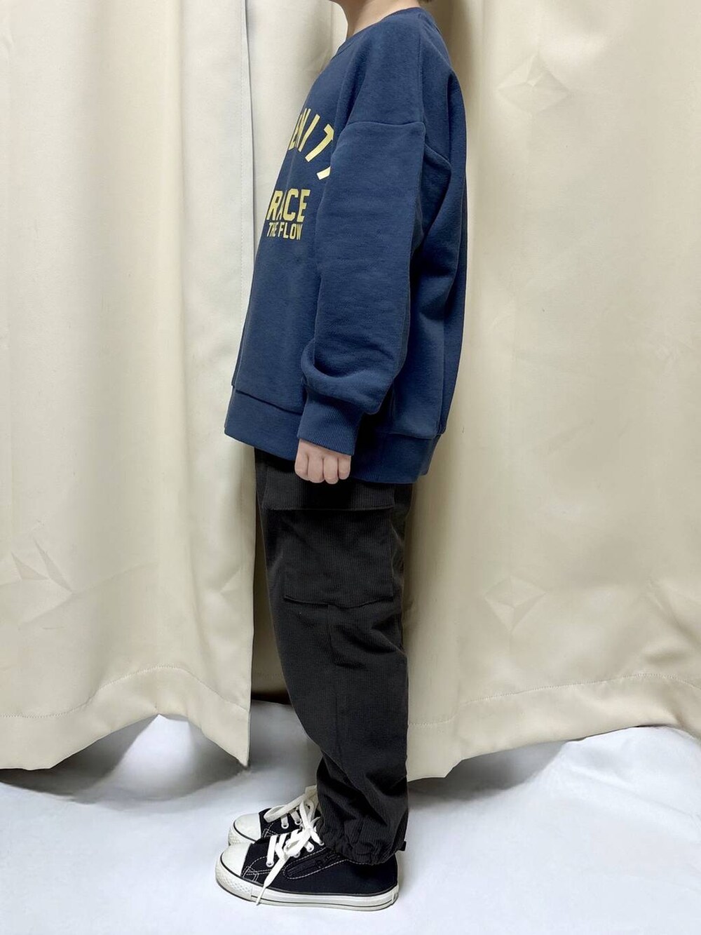 ブルー系のスウェット、グレー系のカーゴパンツを着用したキッズの秋コーディネートの2枚目の写真