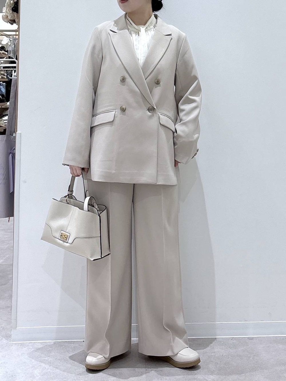 ホワイト系のローファー、ホワイト系のシャツ/ブラウス、ベージュ系のショルダーバッグを着用したレディースの冬コーディネートの4枚目の写真