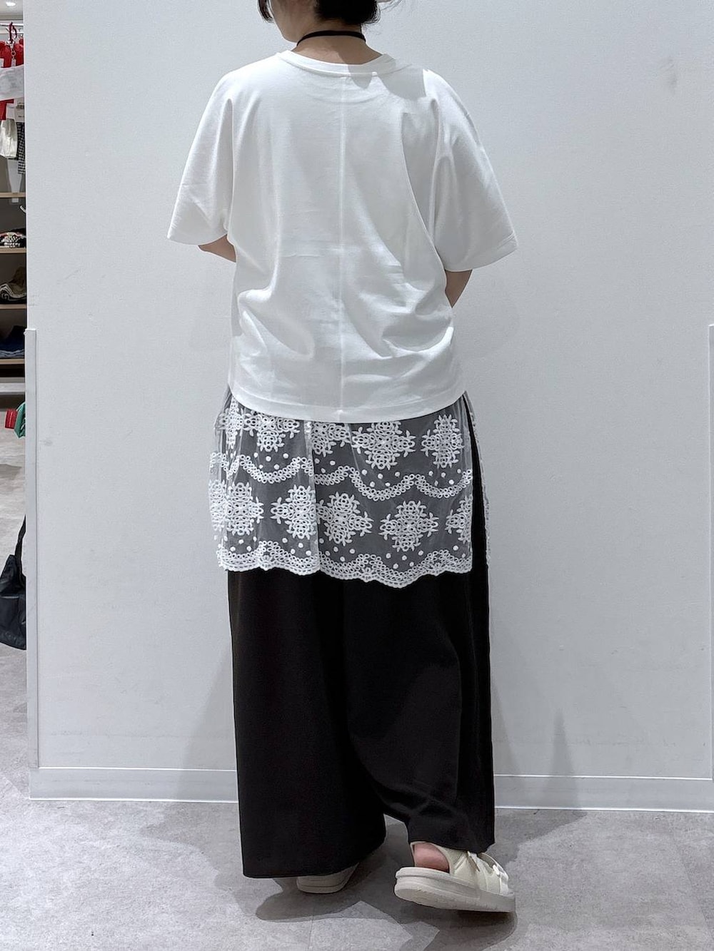 ホワイト系のTシャツ/カットソー、ホワイト系のサンダル、ブラウン系のその他パンツを着用したレディースの夏コーディネートの3枚目の写真