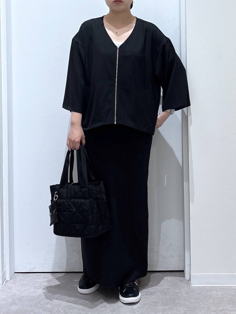 「体型カバー、着痩せ・細見え、ゆったり、休日コーデ、ママコーデ、ぽっちゃり_GLOBAL WORK、リラックス、カジュアル、オーバーサイズ、GLOBAL WORK、ブルゾン、シャツ、セットアップ、スカート、スニーカー」｜「GLOBAL WORKのエアかるコートスニーカー/135742（スニーカー、ブラック系）」を使った、かとやまさん（レディース・158cm）の秋コーディネートの4枚目の写真