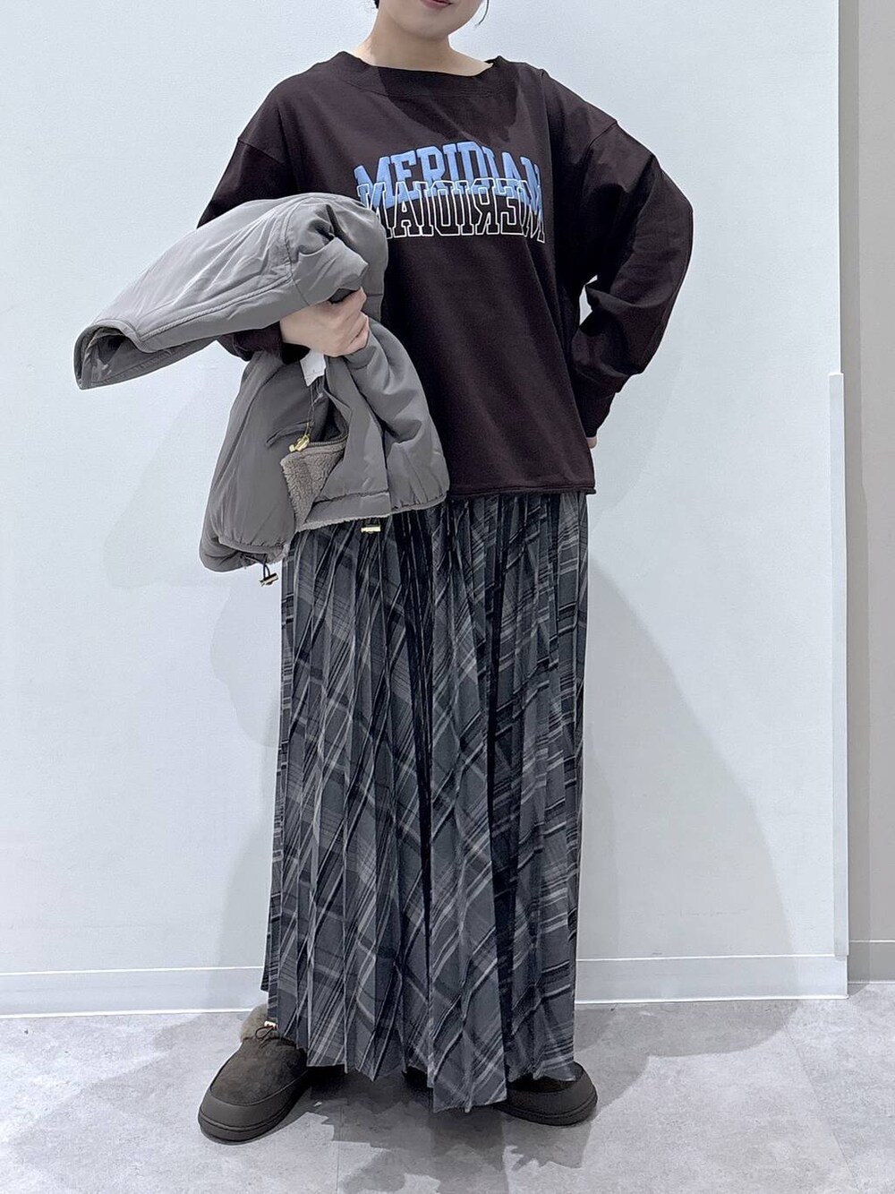 ブラウン系のブルゾン、ブラウン系のスウェット、グレー系のスカートを着用したレディースの秋コーディネートの5枚目の写真