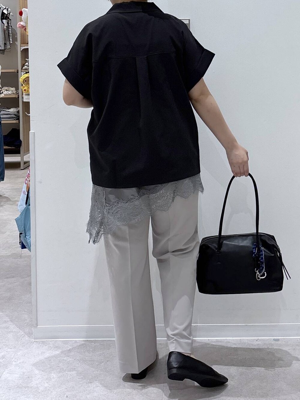 ブラック系のパンプス、ブラック系のボストンバッグ、グレー系のその他パンツを着用したレディースの夏コーディネートの3枚目の写真