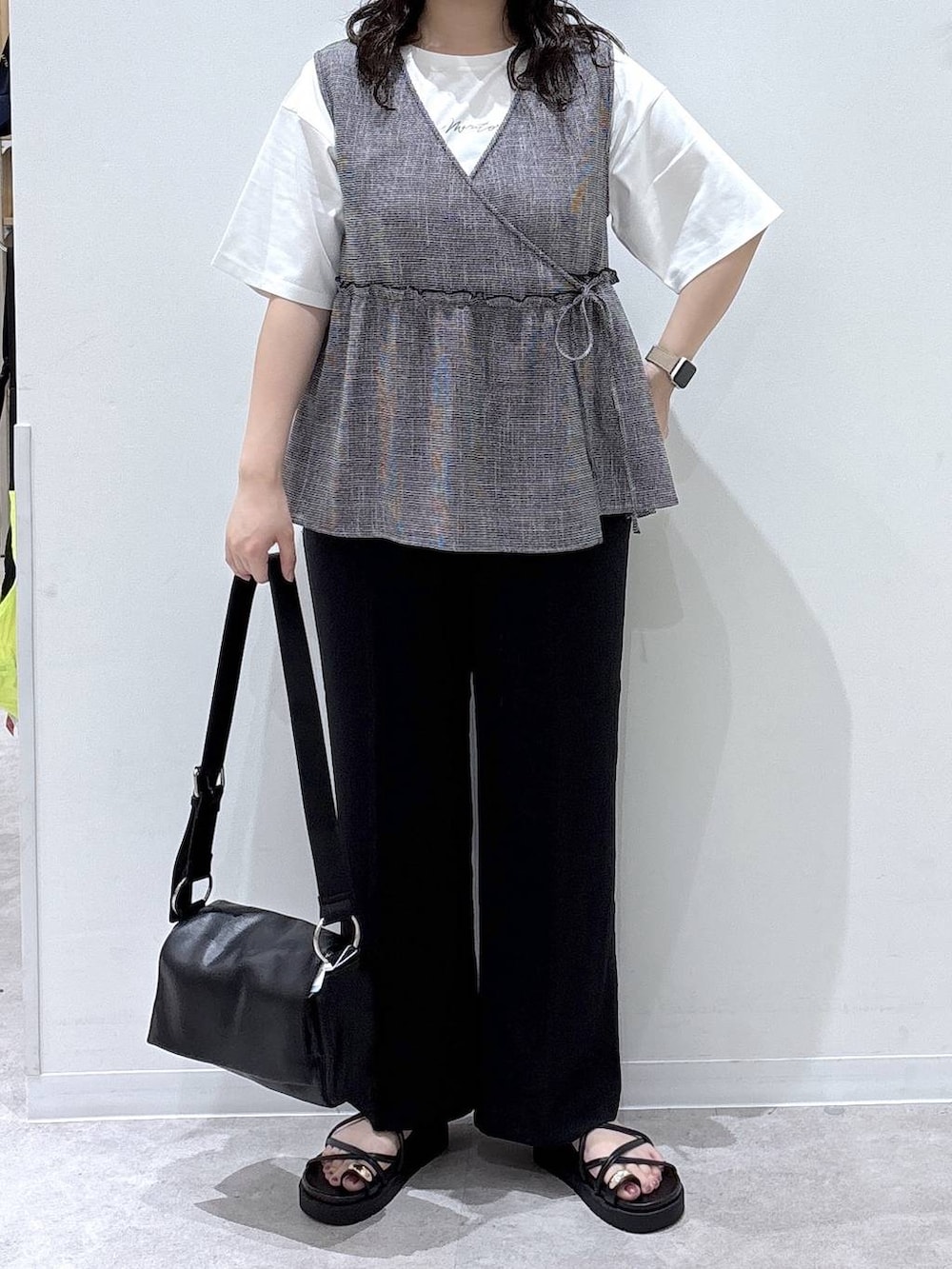 ブラック系のその他パンツ、ホワイト系のTシャツ/カットソー、ブラック系のサンダルを着用したレディースの夏コーディネートの4枚目の写真