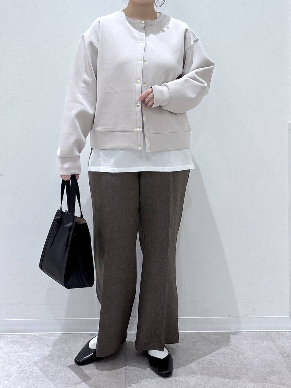 ブラック系のパンプス、ブラック系のショルダーバッグ、ブラウン系のその他パンツを着用したレディースの春コーディネートの4枚目の写真