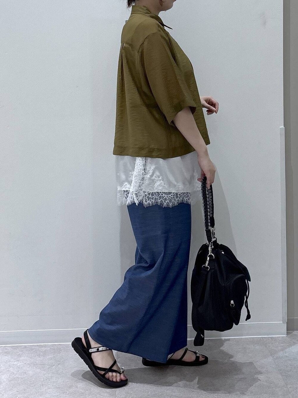 ブルー系のその他パンツ、グリーン系のシャツ/ブラウス、ブラック系のサンダルを着用したレディースの夏コーディネートの2枚目の写真
