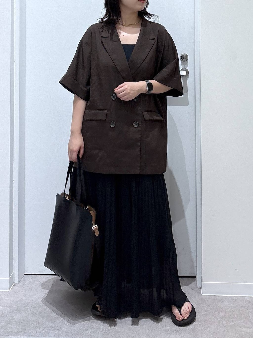 「体型カバー、着痩せ・細見え、ゆったり、休日コーデ、ママコーデ、ぽっちゃり_GLOBAL WORK、リラックス、カジュアル、オーバーサイズ、GLOBAL WORK、ジャケット、ジャケットスタイル、スカート、ロングスカート、トートバッグ」｜「GLOBAL WORKのスペ軽撥水縦A4トート/248213（トートバッグ、ブラック系）」を使った、かとやまさん（レディース・158cm）の夏コーディネートの4枚目の写真