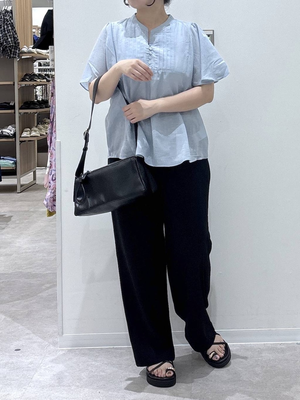 ブルー系のシャツ/ブラウス、ブラック系のその他パンツ、ブラック系のショルダーバッグを着用したレディースの夏コーディネートの3枚目の写真