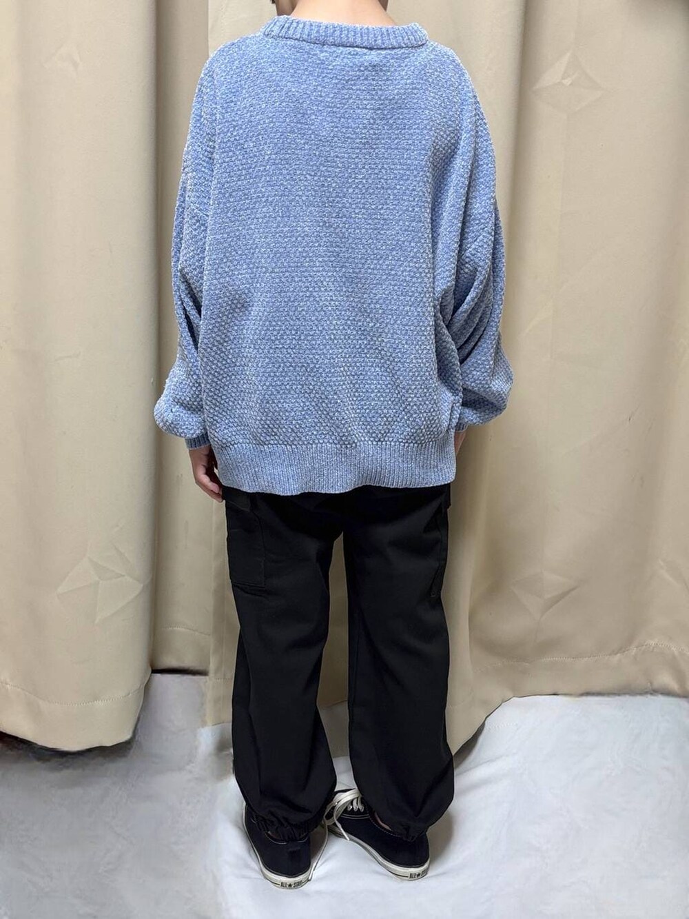 ブラック系のカーゴパンツ、ブルー系のニット/セーターを着用したキッズの冬コーディネートの3枚目の写真