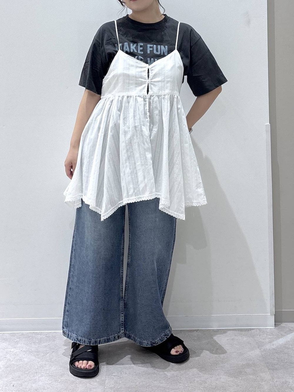 ホワイト系のシャツ/ブラウス、グレー系のTシャツ/カットソー、ブラック系のサンダルを着用したレディースの夏コーディネートの3枚目の写真