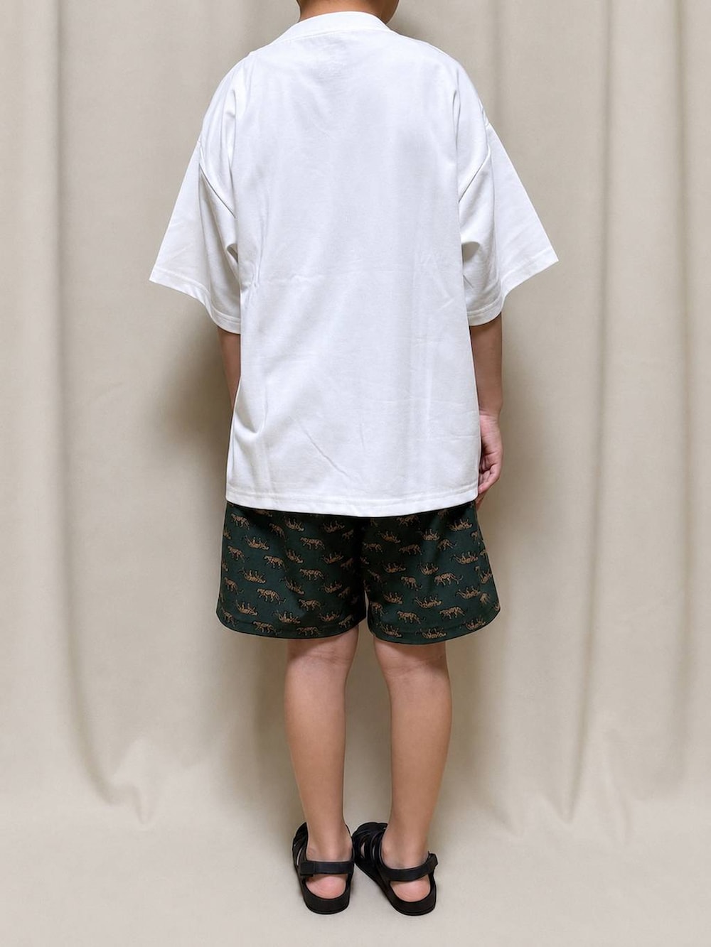ホワイト系のTシャツ/カットソー、その他のその他パンツを着用したキッズの夏コーディネートの3枚目の写真