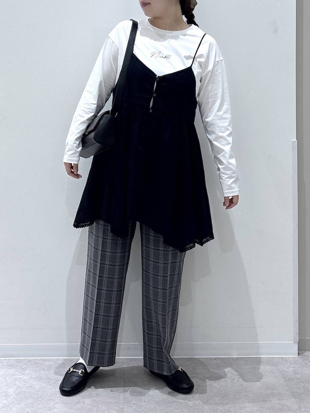 ブラック系のシャツ/ブラウス、ブラック系のショルダーバッグ、ブラック系のローファーを着用したレディースの秋コーディネートの4枚目の写真