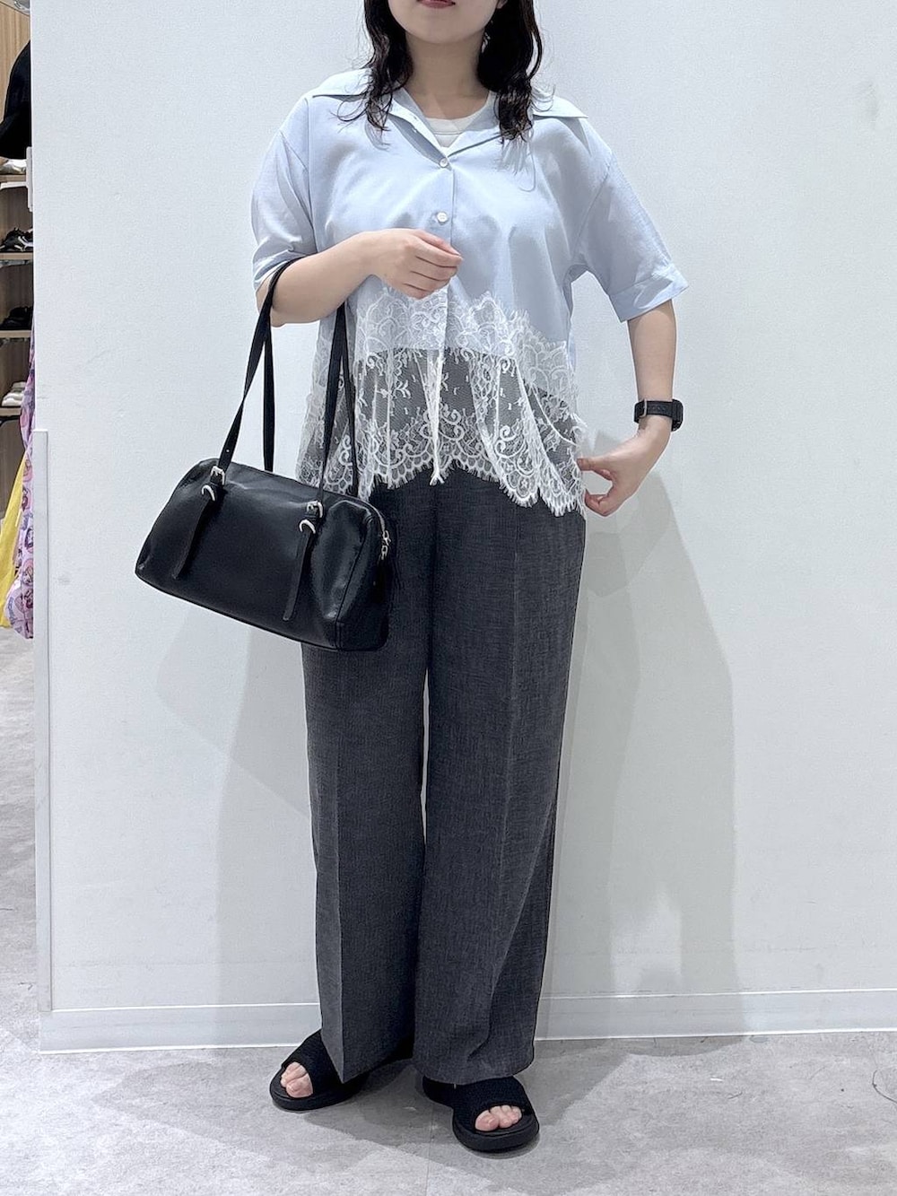 グレー系のその他パンツ、ブラック系のショルダーバッグ、ブラック系のサンダルを着用したレディースの夏コーディネートの3枚目の写真