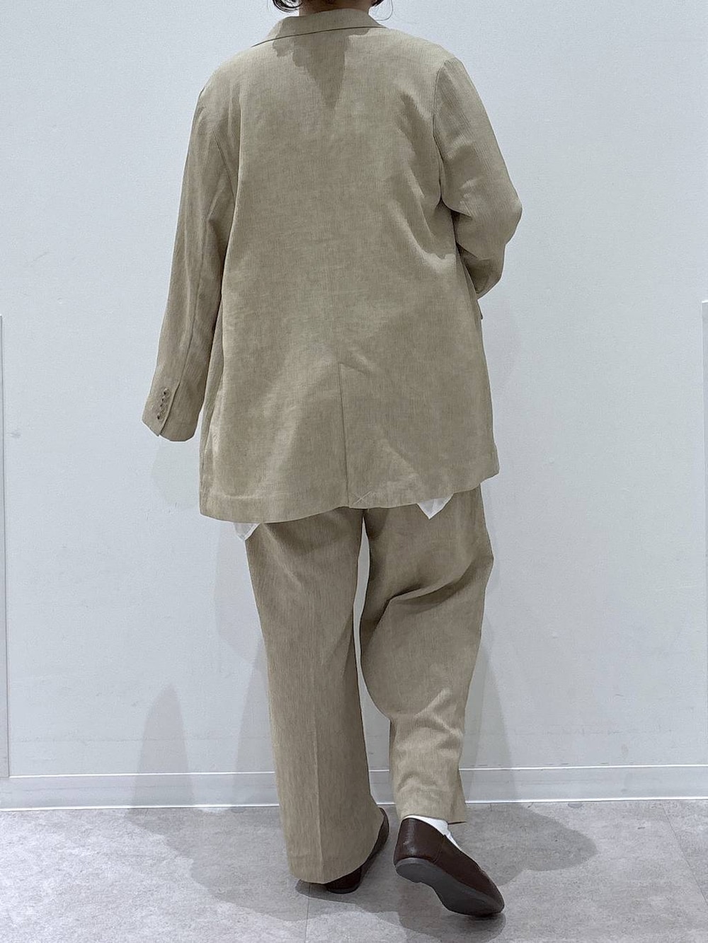 ホワイト系のタンクトップ、ベージュ系のその他パンツ、ホワイト系のその他トップスを着用したレディースの春コーディネートの3枚目の写真