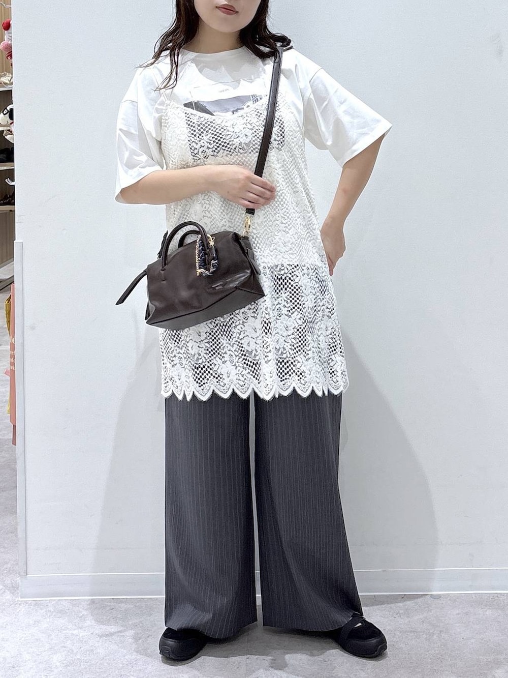 ベージュ系のキャミソール、ブラック系のその他シューズ、ホワイト系のTシャツ/カットソーを着用したレディースの夏コーディネートの4枚目の写真